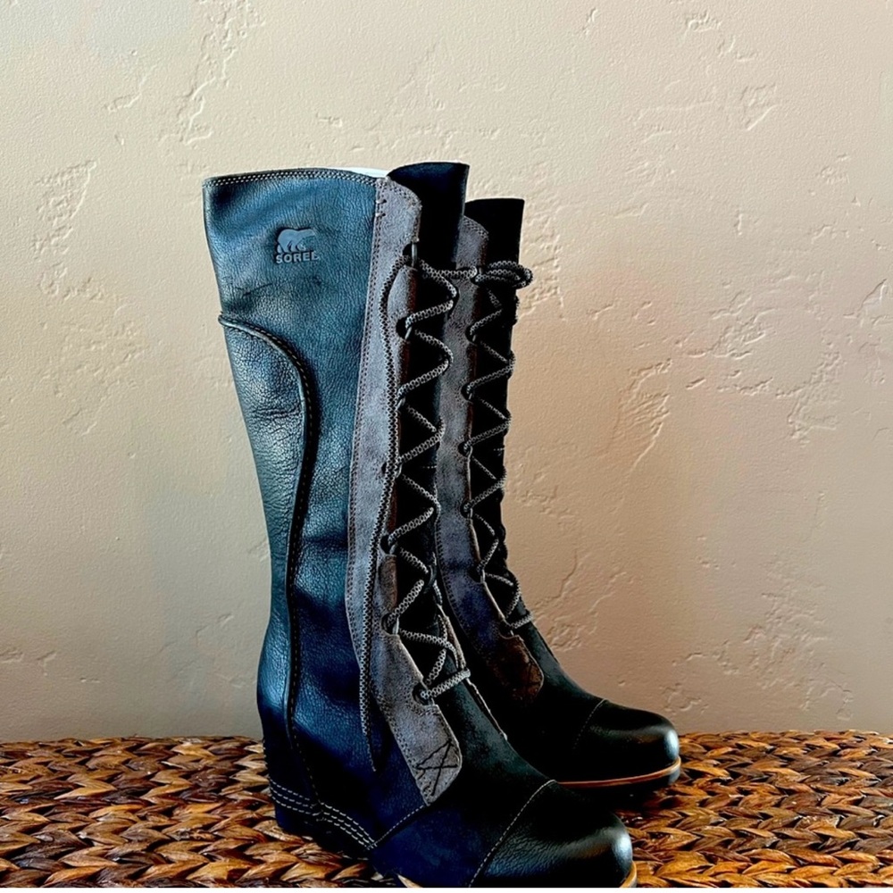Sorel lace up boot .